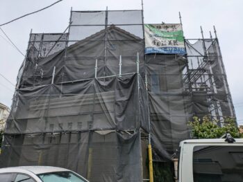 船橋市東船橋で外壁塗装工事が着工しています🏠